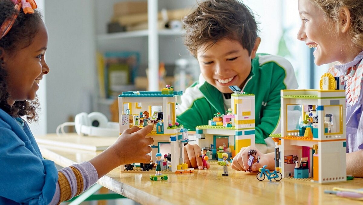 LEGO Friends Międzynarodowa szkoła w Heartlake 41731 Inspiracja do zabawy Międzynarodowa szkoła Heartlake 985 elementów