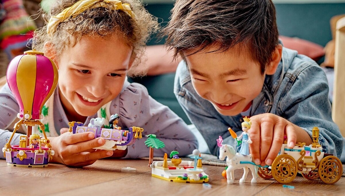 LEGO Disney Princess Podróż zaczarowanej księżniczki 43216 dziecko kreatywnść zabawa rozwój klocki figurki minifigurki jakość tradycja konstrukcja nauka wyobraźnia role jakość bezpieczeństwo podróże alladyn kopciuszek roszpunka pojazdy zwierzęta elementy