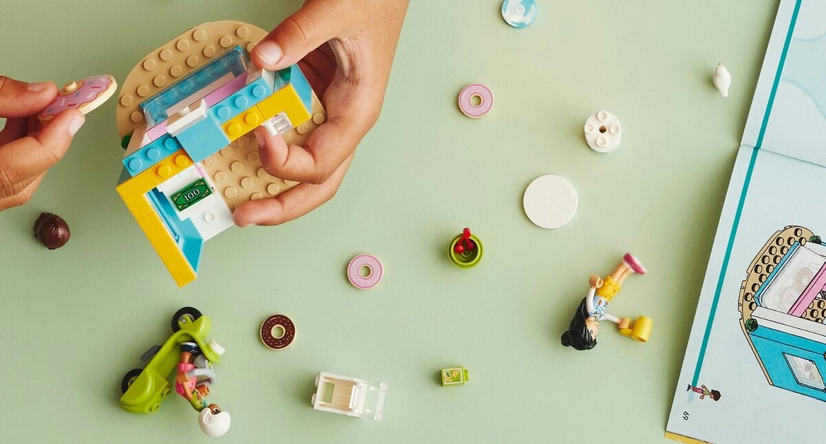 LEGO Friends Cukiernia z pączkami 41723 dziecko kreatywność zabawa nauka rozwój klocki figurki minifigurki jakość tradycja konstrukcja nauka wyobraźnia role jakość bezpieczeństwo wyobraźnia budowanie pasja hobby funkcje instrukcje pączki Leo Liann