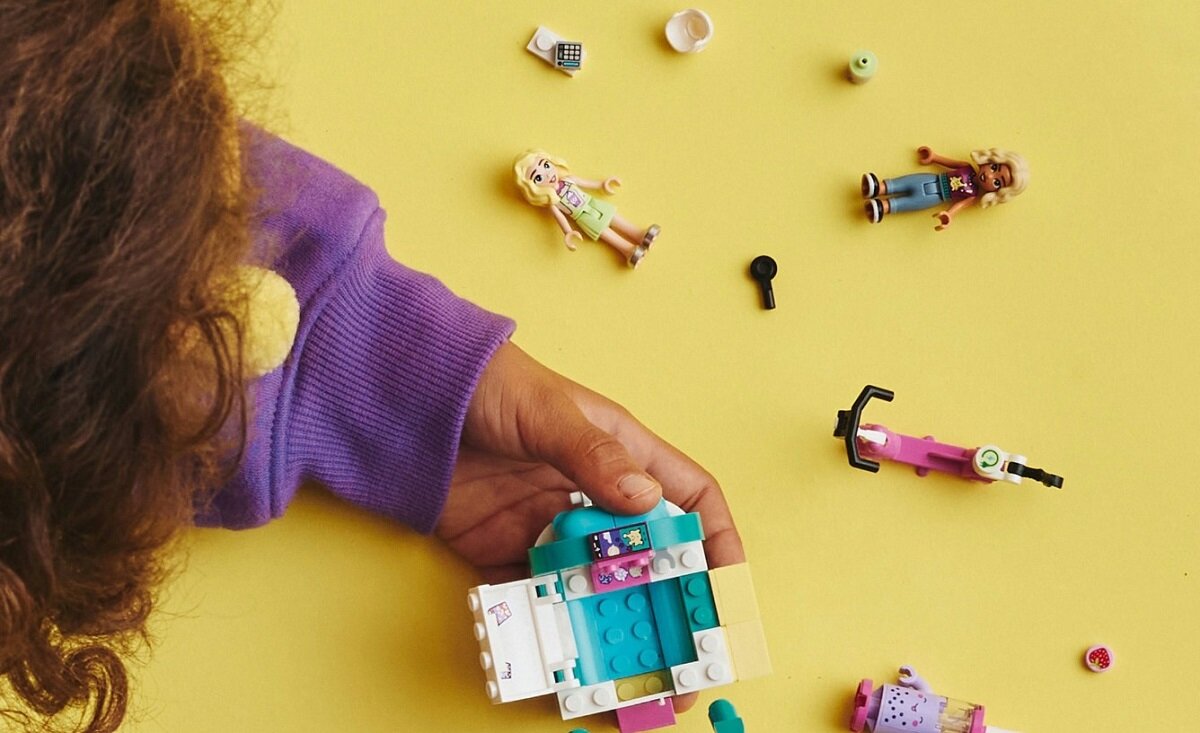 LEGO Friends Mobilny sklep z bubble tea 41733 dziecko kreatywność zabawa nauka rozwój klocki figurki minifigurki jakość tradycja konstrukcja nauka wyobraźnia role jakość bezpieczeństwo wyobraźnia budowanie pasja hobby funkcje instrukcje przyczepka kasa stolik maskotka menu