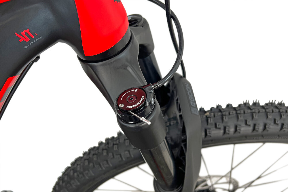 Rower górski MTB TORPADO Storm X8 M21 29 cali męski Czarno-czerwony rower typu hardtail przedni amortyzator Rock Shox ułatwia najeżdżanie na przeszkody niweluje wstrząsy na kierownicy niska masa roweru duża sztywność