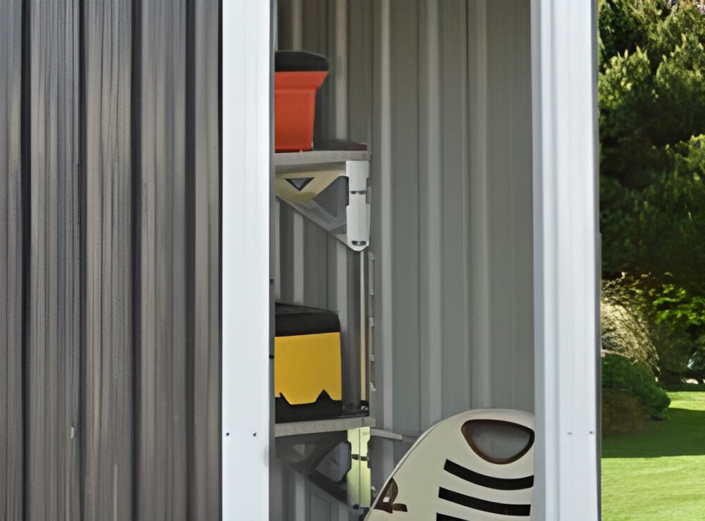 Domek narzędziowy MIRPOL MIR1008 SK Szary do bezpiecznego przechowywania spora przestrzeń wewnątrz domku możliwość zamontowania półek wieszaków