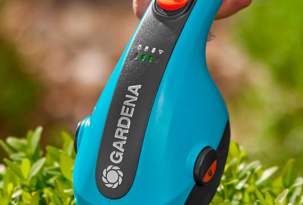 Nożyce do żywopłotu - trawy GARDENA ClassicCut Li 9888-20 wskaźnik LED informacja o stanie naładowania akumulatora maksymalny czas pracy akumulatora około 80 minut