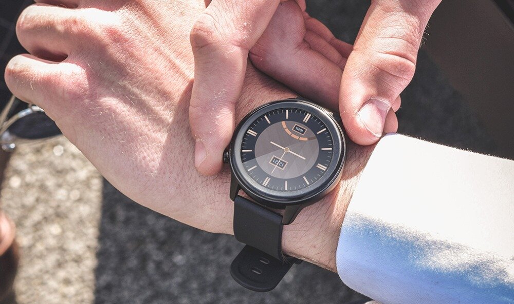 Smartwatch MAXCOM FW46 Xenon wyświetlacz dopasowanie tarcza zdrowie saturacja krwi ciśnienie krwi sen monitoring oddech cykl menstruacyjny powiadomienia wiadomości alarmy jakość tryby sportowe długa praca