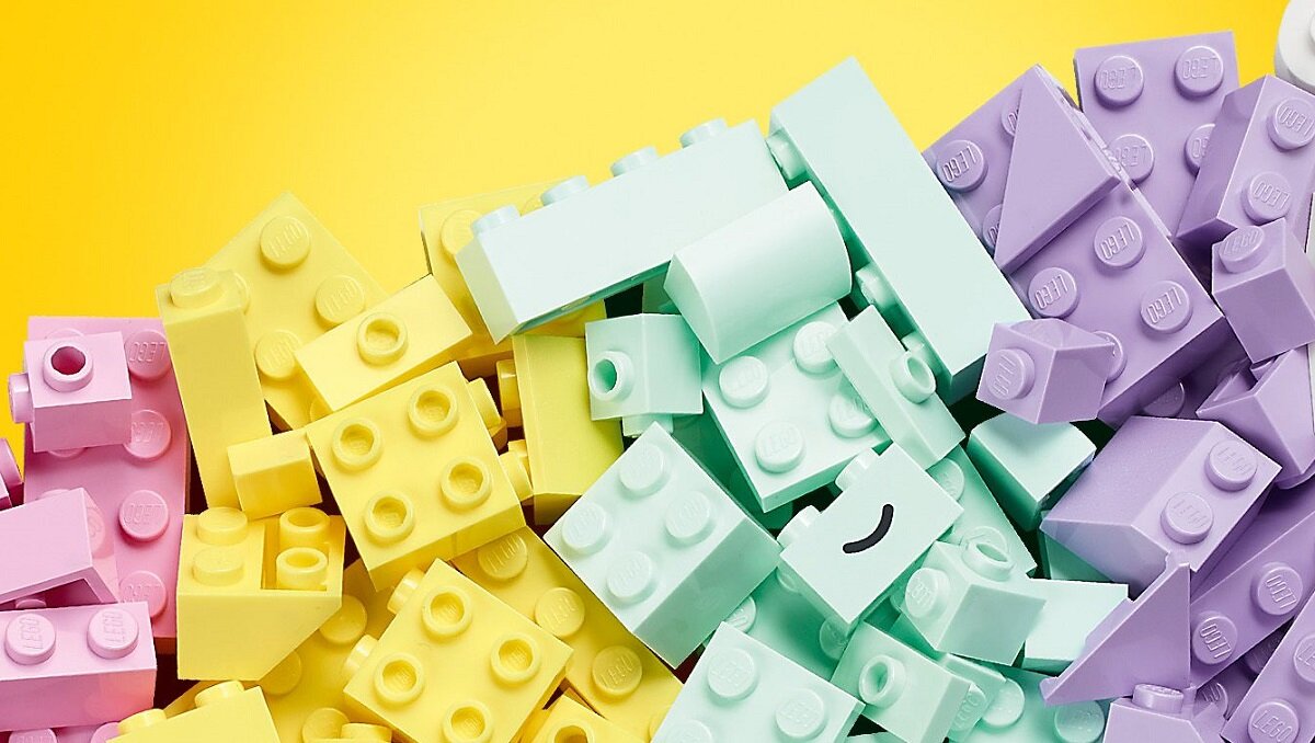 LEGO CLASSIC Kreatywna zabawa pastelowymi kolorami 11027 dziecko kreatywność zabawa nauka rozwój klocki figurki minifigurki jakość tradycja konstrukcja nauka wyobraźnia role jakość bezpieczeństwo wyobraźnia budowanie pasja hobby funkcje instrukcja aplikacja LEGO Builder Soczyście kolorowe klocki