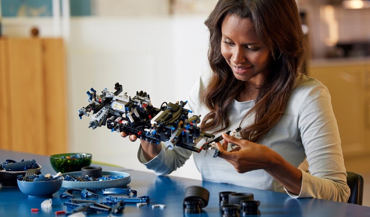 LEGO Technic Ford GT, wersja z 2022 roku 42154 dziecko kreatywność zabawa nauka rozwój klocki figurki minifigurki jakość tradycja konstrukcja nauka wyobraźnia role jakość bezpieczeństwo wyobraźnia budowanie pasja hobby funkcje instrukcja aplikacja LEGO Builder
