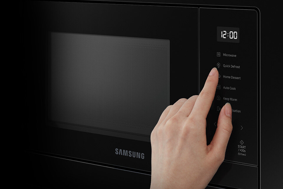 Obsługa mikrofali Samsung za pomocą dotykowego panelu sterowania