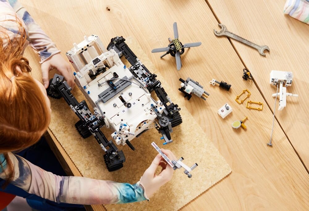 LEGO Technic NASA Mars Rover Perseverance 42158  klocki elementy zabawa łączenie figurki akcesoria figurka zestaw 