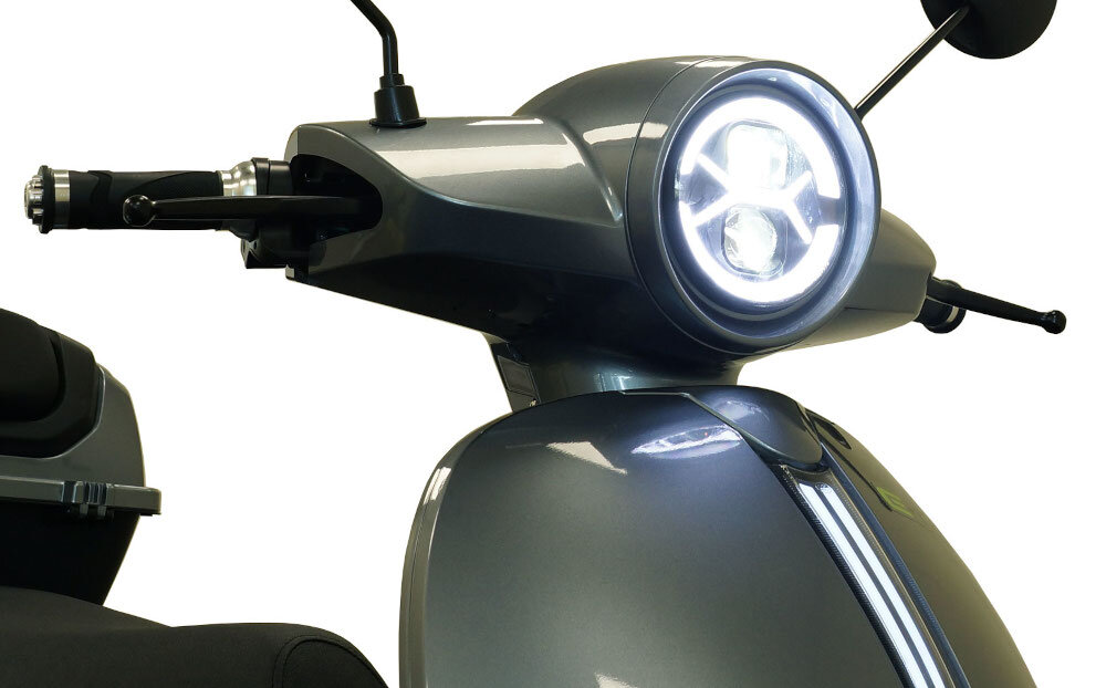 Skuter elektryczny E-MIO Toro+ Srebrny retro design centralnie osadzone lampy przednia tyln wzmacnia bezpieczeństwo sportowa sylwetka okrągłe lusterka