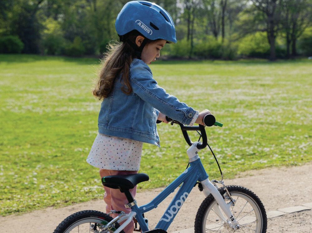 Kask rowerowy ABUS Smiley 3.0 LED Szaro-zielony dla Dzieci (rozmiar S) skorupa z polikarbonu wysoka odporność na uderzenia lekki waga 230 gram technologia In-Mold materiał wewnętrzny EPS absorbuje wstrząsy
