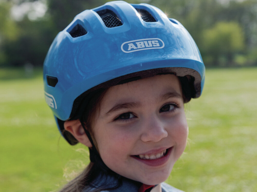 Kask rowerowy ABUS Smiley 3.0 LED Szaro-zielony dla Dzieci (rozmiar S) ochrona głowy dziecka rozciąga się na skronie i szyję gruba wkładka pod podbródek zabezpieczenie szczęki