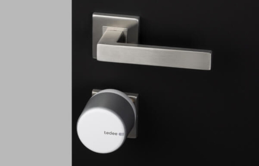 Zamek elektroniczny TEDEE GO Srebrny Bluetooth niewielki rozmiar wydajne zasilanie połączenie z telefonem moduł wkładkowy GERDA