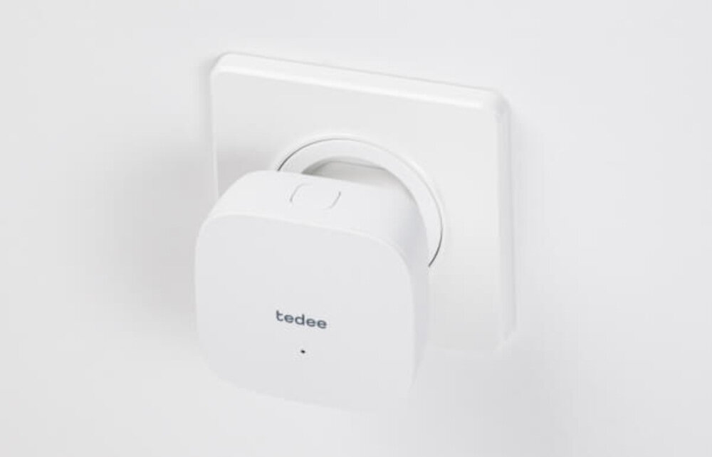 Zamek elektroniczny TEDEE GO Srebrny Bluetooth mostek aplikacja Tedee połączenie ze smartfonem Bluetooth