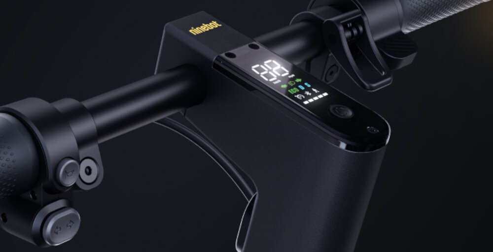 Hulajnoga elektryczna SEGWAY Ninebot KickScooter Max G2D Czarny wyswietlacz z kolorowymi diodami LED informacje o pojezdzie