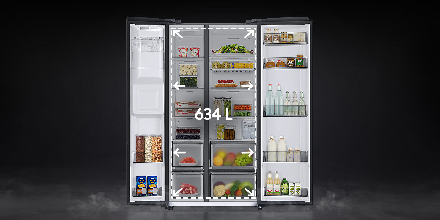 Zdjęcie otwartej lodówki Samsung RS68CG853EB1 z naniesioną grafiką informującą o powiększeniu przestrzeni użytkowej do 634 litrów