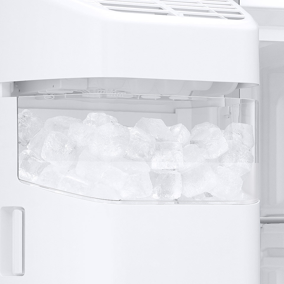 Zdjęcie ergonomicznej kostkarki do lodu w lodówce Samsung Side by Side