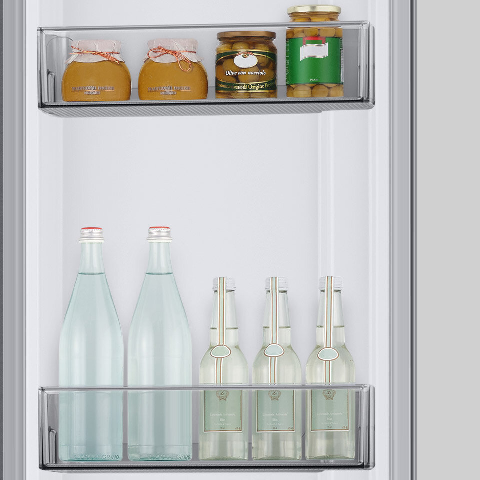 Zdjęcie przedstawiające dwa z siedmiu pojemników drzwiowych dostępnych w lodówce Side by Side z oferty Media Expert