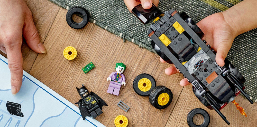 KLOCKI LEGO DC BATMAN BATMOBIL POGOŃ: BATMAN KONTRA JOKER 76264 pościg zabawa bohaterowie