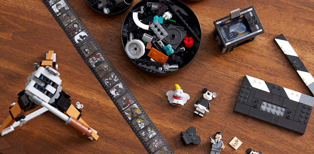 KLOCKI LEGO DISNEY KAMERA WALTA DISNEYA 43230 kamera postacie minifigurki