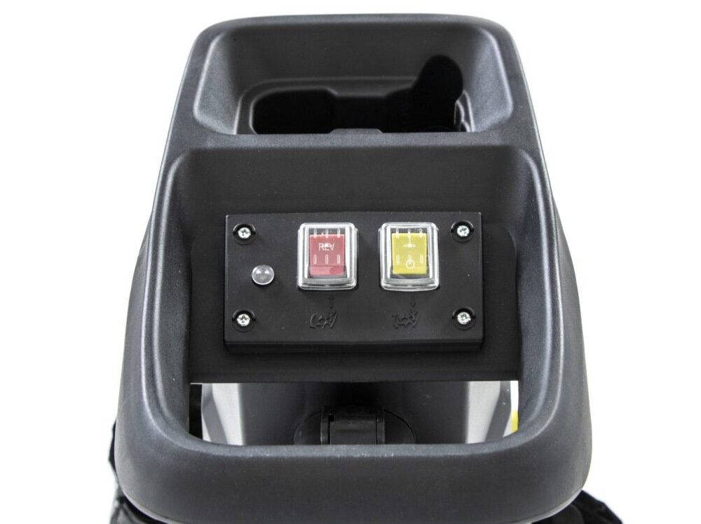 Rozdrabniacz elektryczny GARDYER R600 bezpieczny w uzytkowaniu zabezpieczenie przeciazeniowe chroni przed poparzeniem i porazeniem ciala przycisk bezpiczenstaw popychacz do galezi