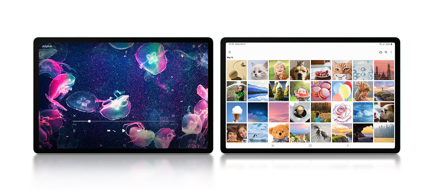 Dwa tablety Samsung Galaxy Tab S9 FE pokazane przodem, ustawione obok siebie. Na tablecie po lewej odtwarzane jest wideo z różowo-niebieskimi meduzami. Na urządzeniu po prawej przedstawiona jest galeria różnych zdjęć – zwierząt, krajobrazów i innych.