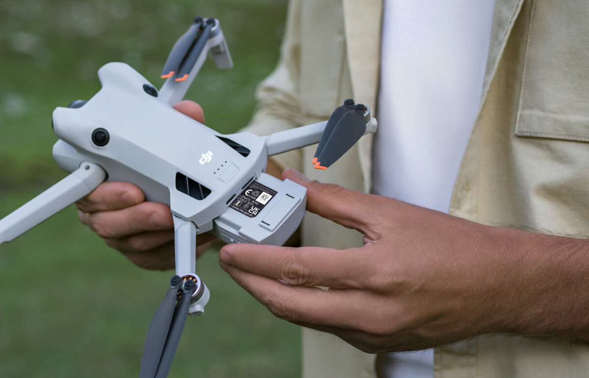 Dron DJI Mini 4 Pro (RC-N2) zasilanie bateria czas lotu transmisja obrazu zasięg
