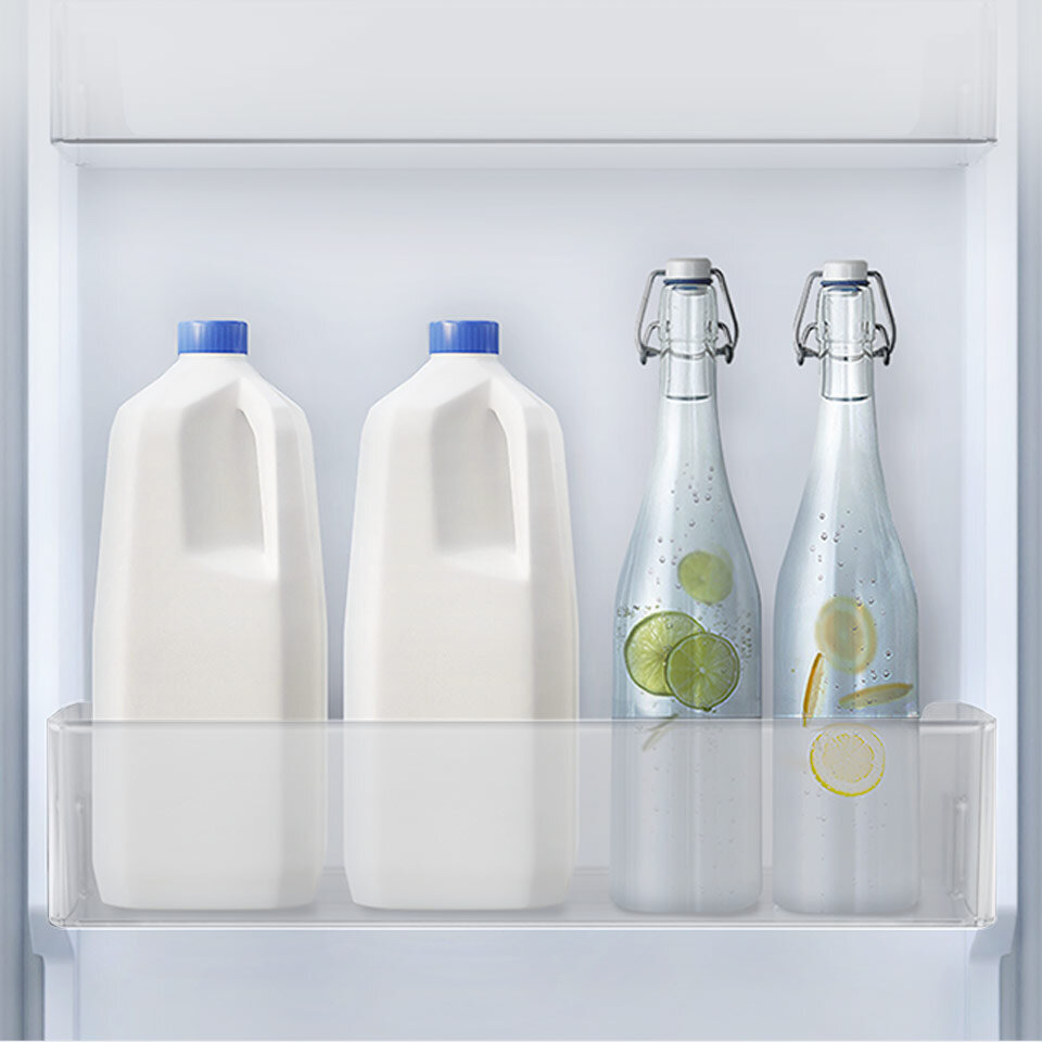 W jednym z pojemników drzwiowych umieszczono duże butelki z mlekiem i wodę smakową