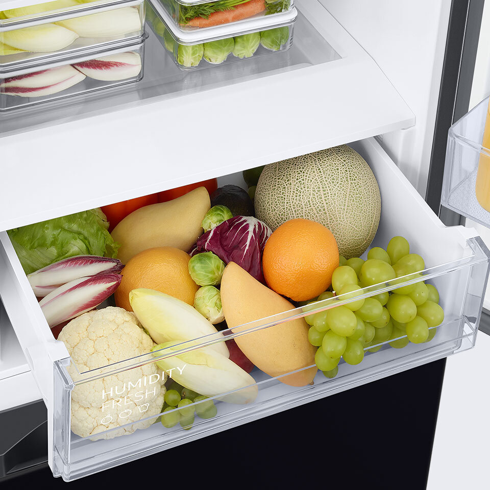 Zbliżenie na owoce i warzywa przechowywane w dedykowanej im szufladzie