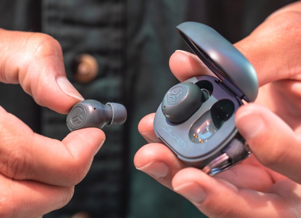 Słuchawki dokanałowe JLAB Jbuds Mini TWS design komfort lekkość dźwięk jakość wrażenia słuchowe ergonomia lekkość sport aktywność podróże czas pracy działanie akumulator