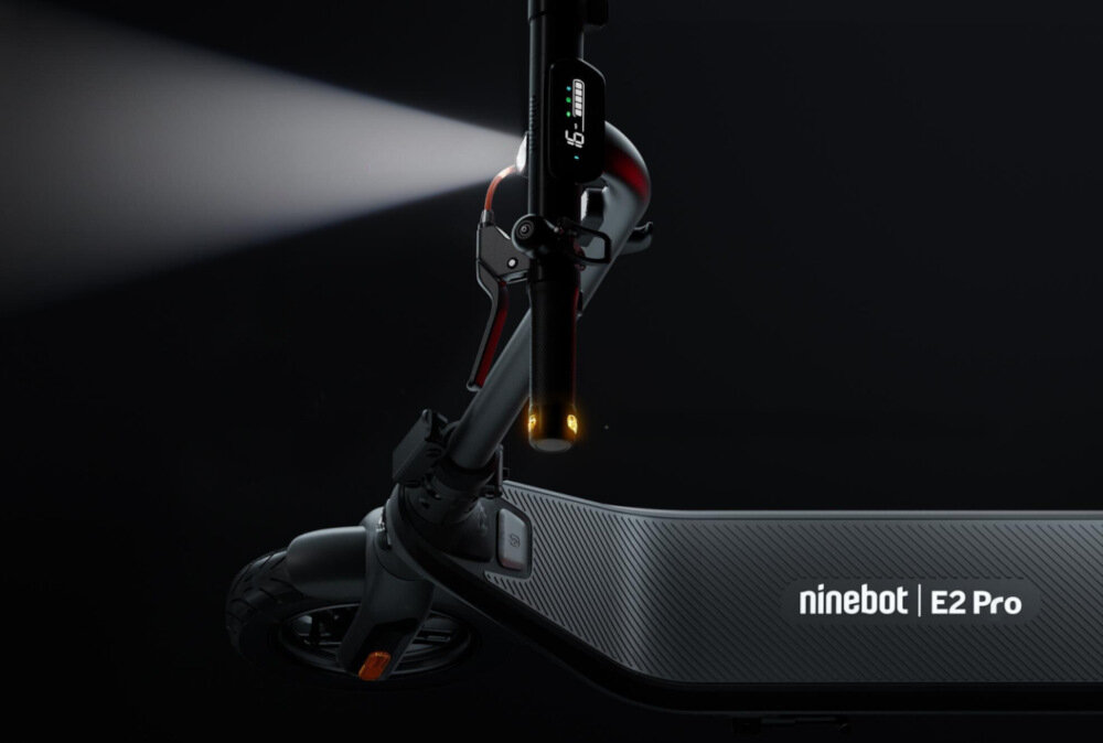 Hulajnoga elektryczna SEGWAY Ninebot KickScooter E2 Pro Czarny przednie swiatlo moc 2,1 W widocznosc do 13,5 metra tylne swiatlo hamowania kierunkowskazy