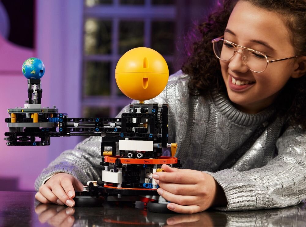 LEGO 42179 Technic Planeta Ziemia i Księżyc na orbicie    klocki elementy zabawa łączenie figurki akcesoria figurka zestaw 