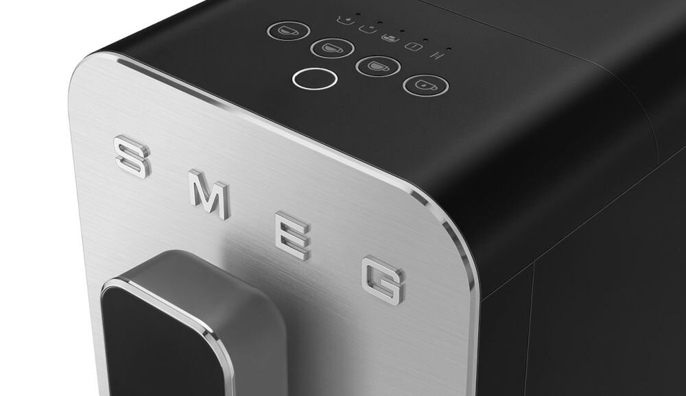 Кофемашина SMEG BCC11BLMEU: простота в эксплуатации, интуитивно понятная система управления, четыре специальные кнопки, дополнительная кнопка меню, персонализация настроек, автоматическое отключение, регулировка количества кофе, комфорт, удобство использования.