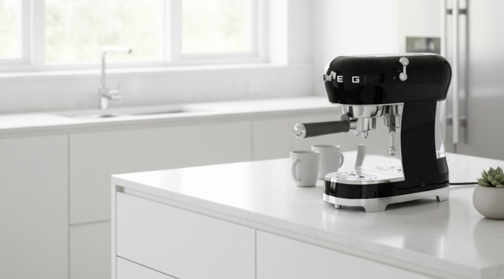 Кофемашина SMEG ECF02PBEU, итальянское качество, стабильный вес, длительный срок службы.