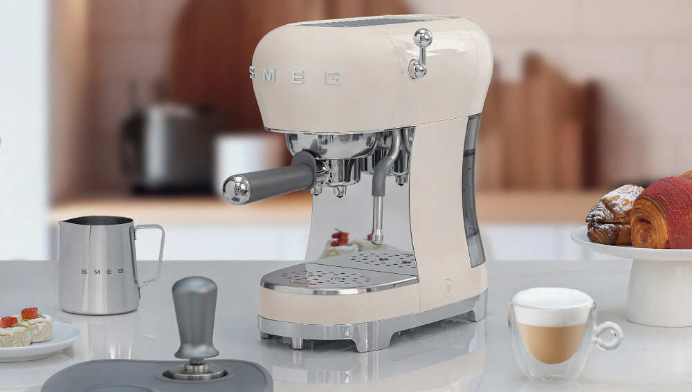Кофемашина SMEG ECF02PBEU. Постоянная температура заваривания. Термоблочная система нагрева. Мощность кофе. Время ожидания. Время приготовления напитка.