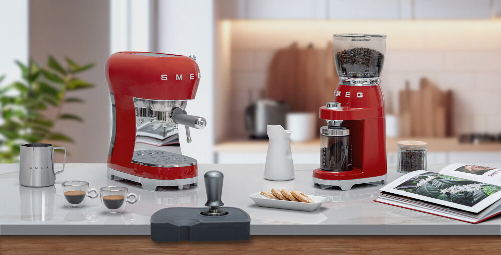 Кофемашина SMEG ECF02PBEU: эффективное извлечение вкуса, высокое давление насоса, интенсивность и чистота кофейного аромата.