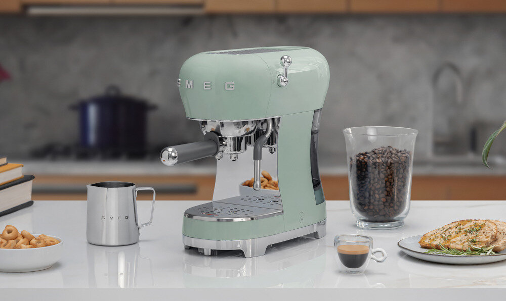 Кофемашина SMEG ECF02PBEU. Подходит для различных способов заваривания, диаметра портафильтра, способа приготовления молотого кофе и использования капсул ESE.