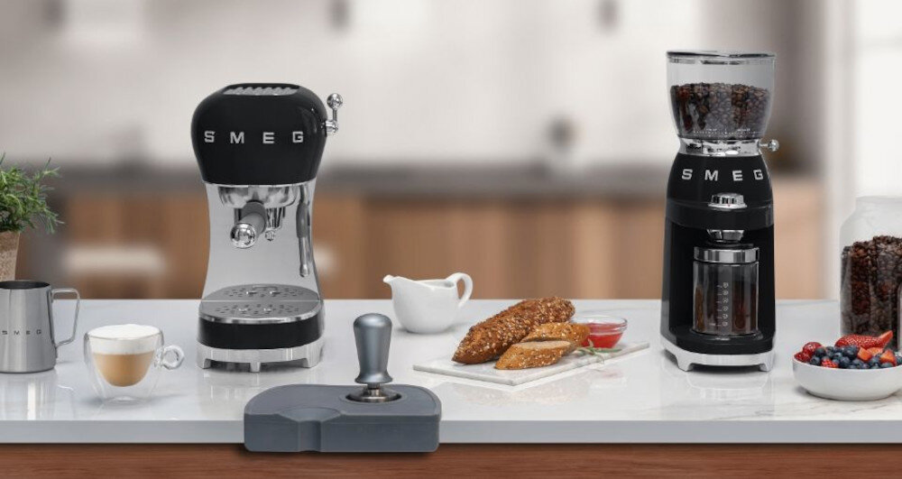 Кофемашина SMEG ECF02PBEU: вспенивание молока, приготовление капучино, создание густой пены с кремообразной текстурой, придание молочному кофе нужной консистенции и внешнего вида.