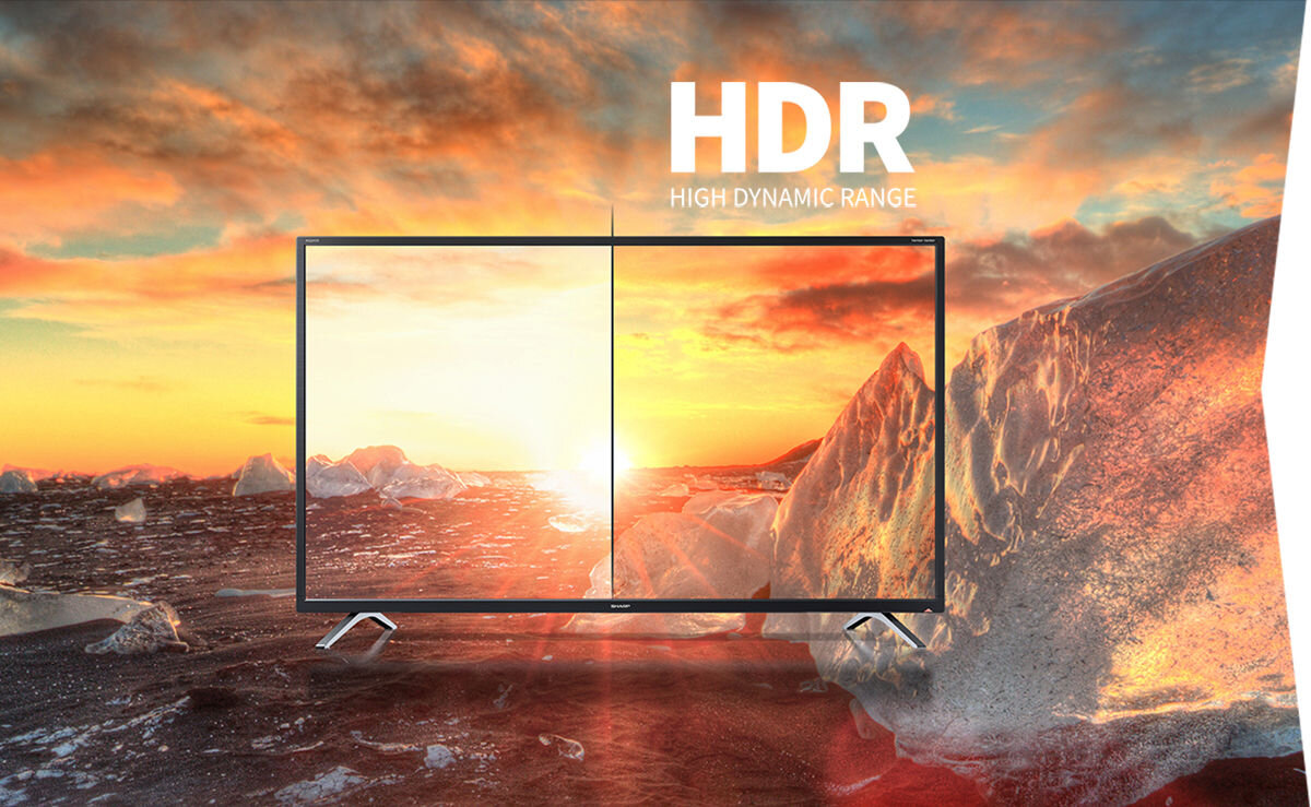 Obraz przedstawia telewizor z widokiem na krajobraz lodowy o zachodzie słońca, z napisem \'HDR HIGH DYNAMIC RANGE\' u góry. Ekran telewizora pokazuje różnicę w jakości obrazu po lewej i prawej stronie.
