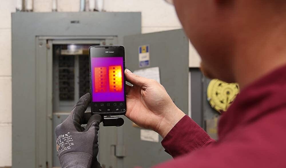 Kamera termowizyjna SEEK THERMAL Compact  obraz rozdzielczość kolory detekcja zasięg zasilanie waga wymiary akumulator bateria ładowanie zasilanie łączność obudowa odporność ekran wyświetlanie pamięć nagrywanie zdjęcia obiektyw pojemność termowizja poczerwień 