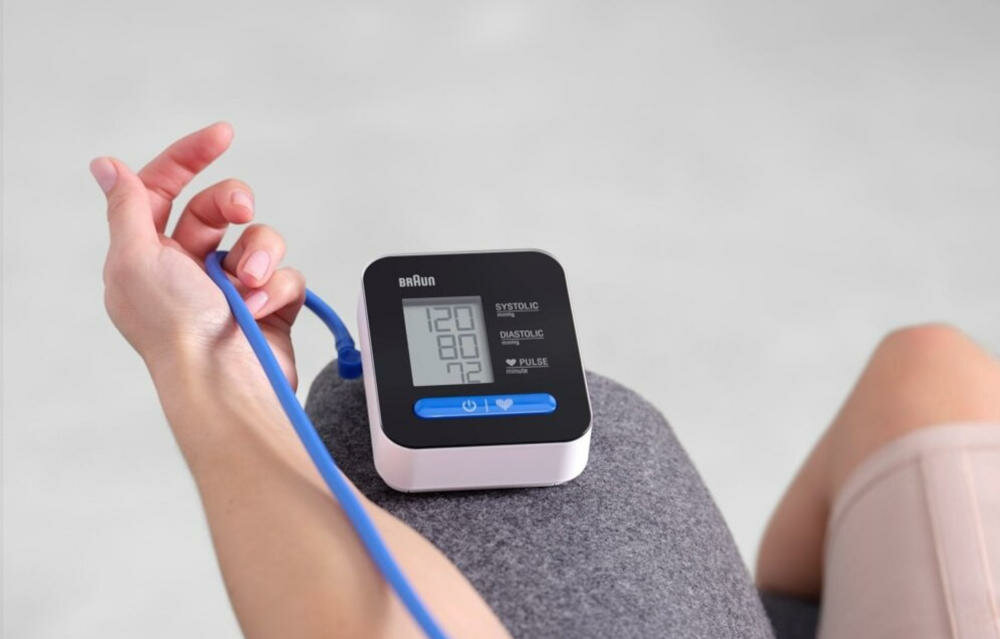 BRAUN-ExactFit ciśnieniomierz aplikacja braun healthy heart kontrola wyniki pomiar ciśnienie krwi obsługa przycisk