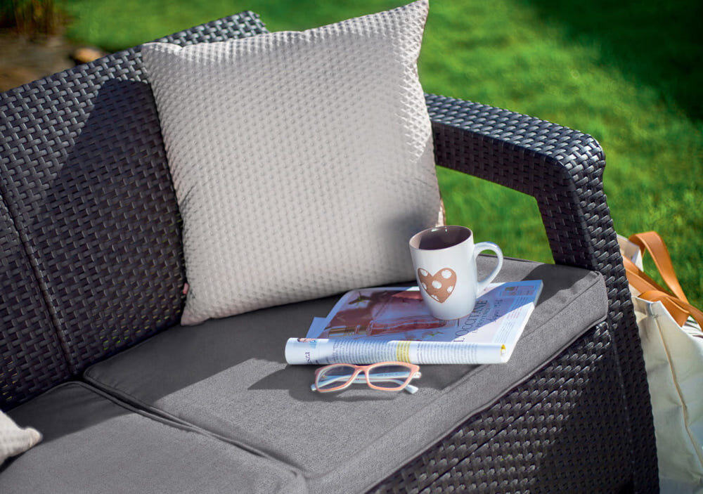 Sofa do ogrodu CURVER Corfu Love Seat 2 osobowa Brązowo-beżowy poduszki na siedziskach miękkie materiał łatwy w utrzymaniu czystości łagodne środki czysz miękkie ściereczki